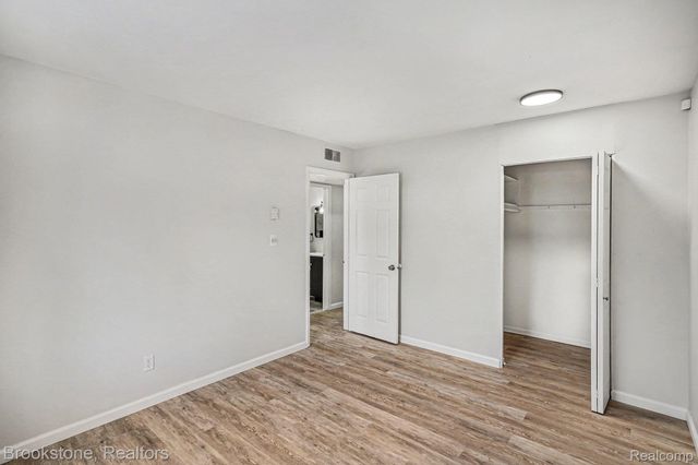 1872 Colonial Village Way 1, Waterford Charter Township, MI 48328