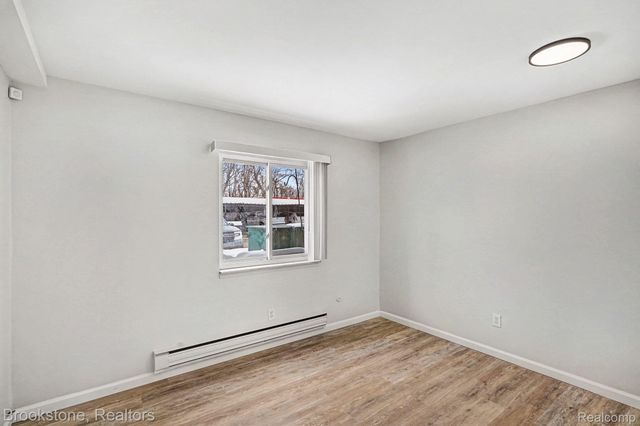 1872 Colonial Village Way 1, Waterford Charter Township, MI 48328