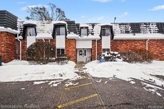 1872 Colonial Village Way 1, Waterford Charter Township, MI 48328