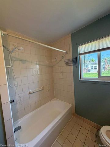 15129 Elderwood Drive, Warren, MI 48088