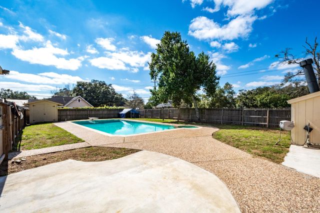 620 Bowie Street, Liberty, TX 77575