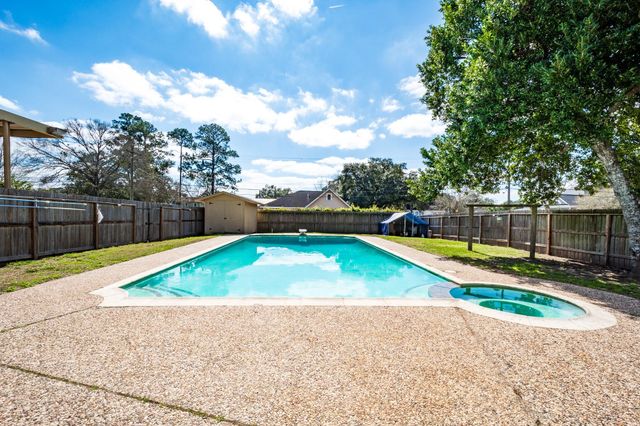 620 Bowie Street, Liberty, TX 77575