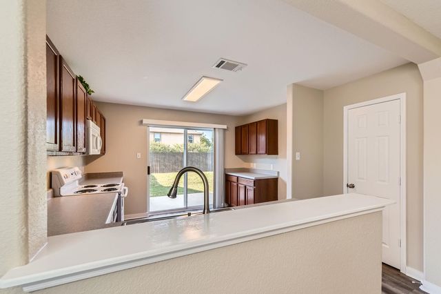 132 Hillhouse LN, Manchaca, TX 78652