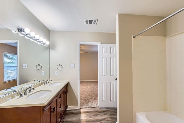 132 Hillhouse LN, Manchaca, TX 78652