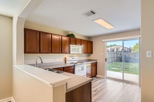 132 Hillhouse LN, Manchaca, TX 78652