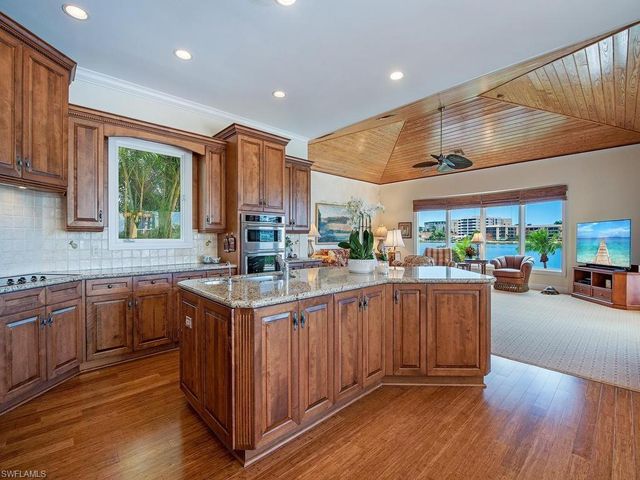 303 CUDDY CT, Naples, FL 34103