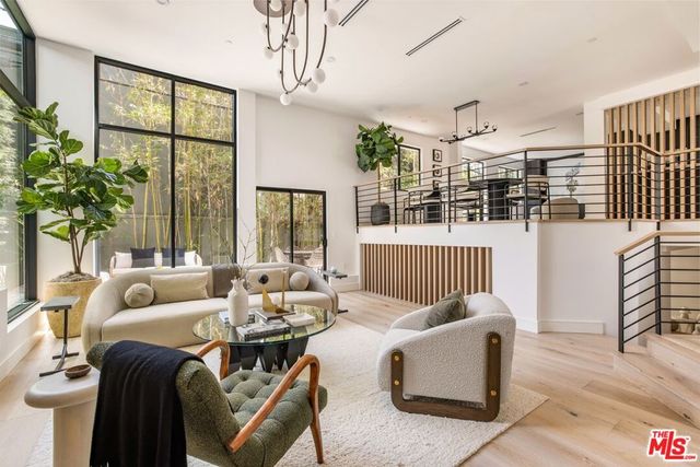 N West Knoll Drive, West Hollywood, CA 90069