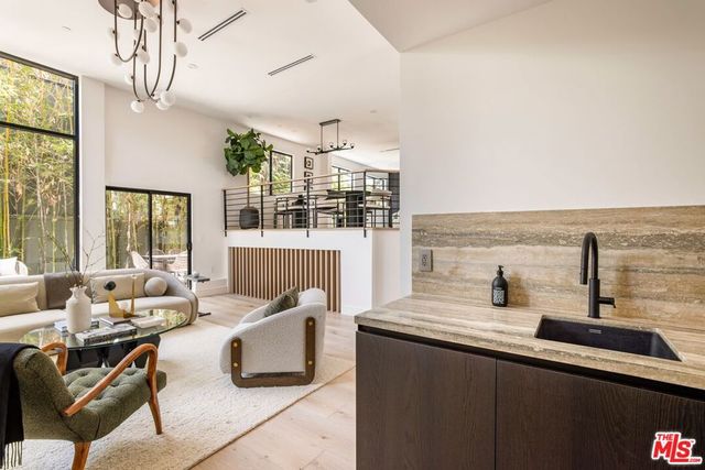 N West Knoll Drive, West Hollywood, CA 90069