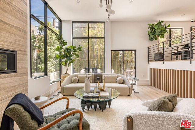 N West Knoll Drive, West Hollywood, CA 90069