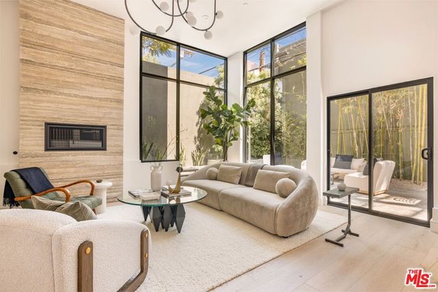 N West Knoll Drive, West Hollywood, CA 90069