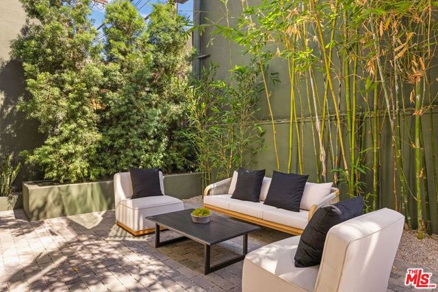 N West Knoll Drive, West Hollywood, CA 90069