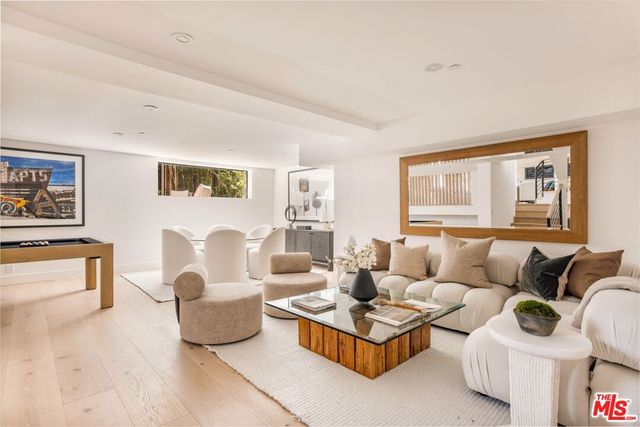 N West Knoll Drive, West Hollywood, CA 90069