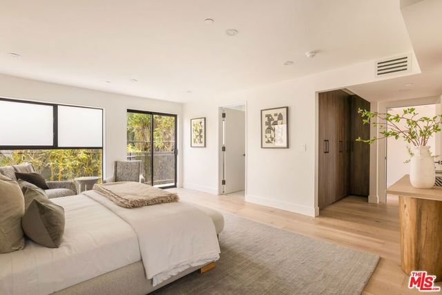 N West Knoll Drive, West Hollywood, CA 90069