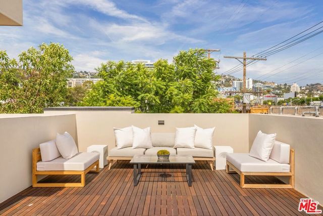 N West Knoll Drive, West Hollywood, CA 90069
