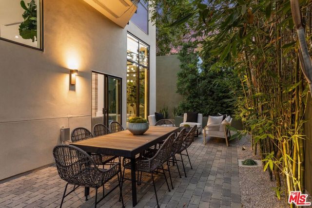 N West Knoll Drive, West Hollywood, CA 90069