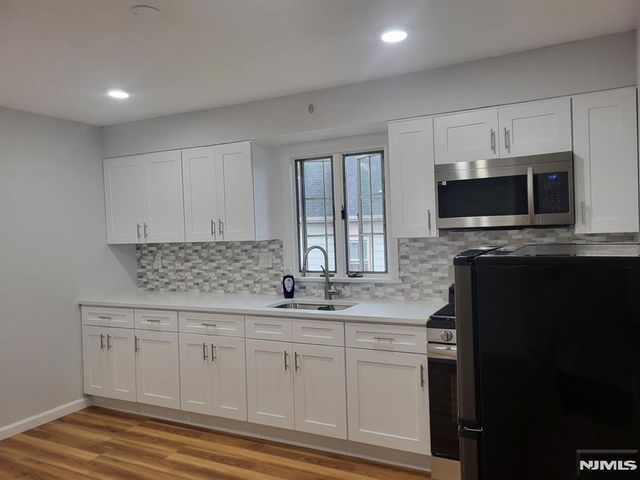 207 8th Street 2F, Palisades Park, NJ 07650