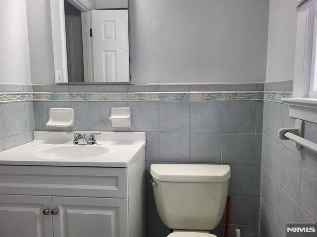 207 8th Street 2F, Palisades Park, NJ 07650