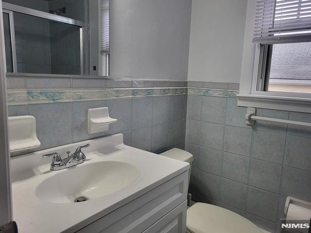207 8th Street 2F, Palisades Park, NJ 07650