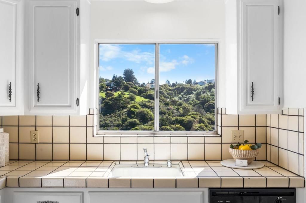 Image 12 of property listing at 4112 Marsten Avenue, Belmont, CA 94002