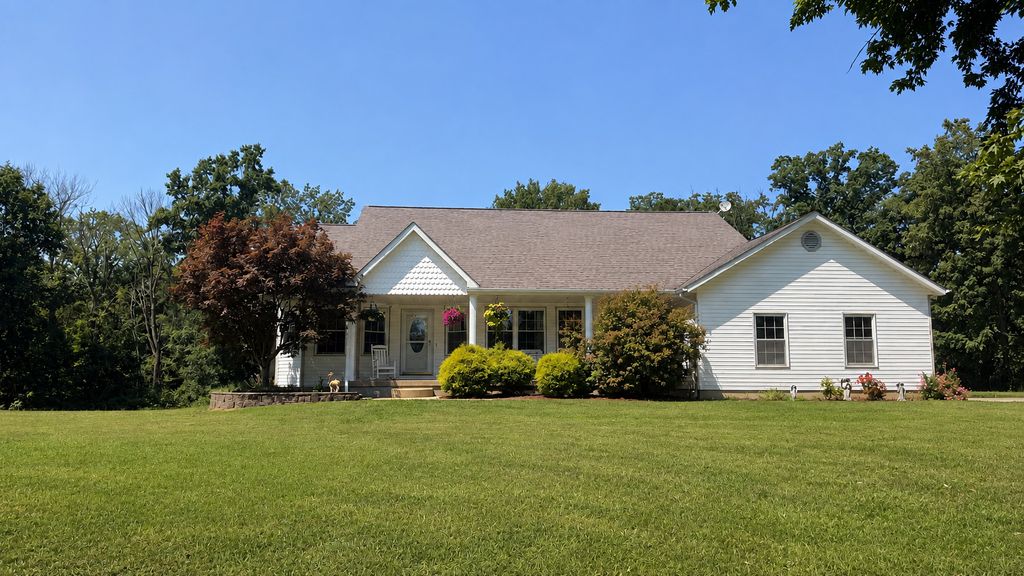Image 2 of property listing at 18205 Irvington Road, Centralia, IL 62801