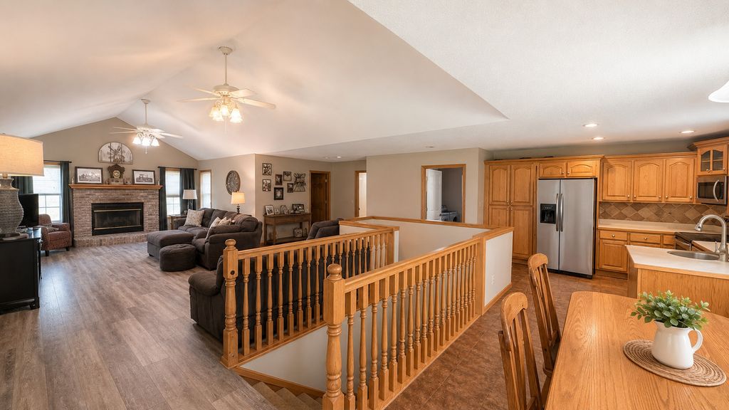 Image 7 of property listing at 18205 Irvington Road, Centralia, IL 62801