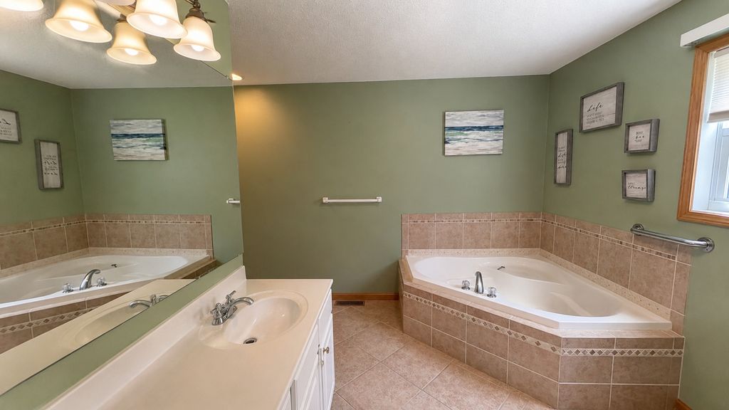 Image 9 of property listing at 18205 Irvington Road, Centralia, IL 62801