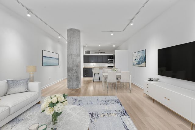 860 W BLACKHAWK Street 406, Chicago, IL 60642