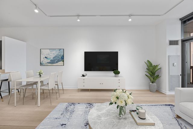 860 W BLACKHAWK Street 406, Chicago, IL 60642