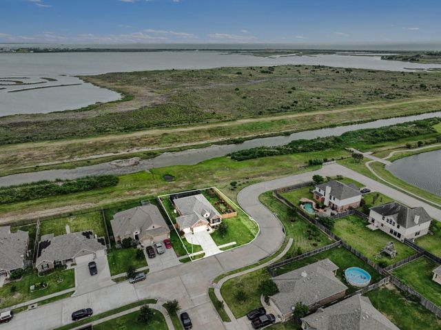 902 White Willow Drive, Texas City, TX 77590