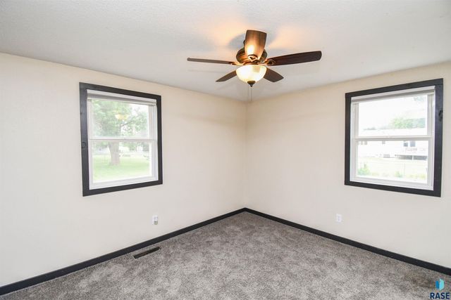 919 S Academy St Street, Lennox, SD 57039