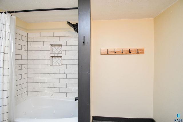 919 S Academy St Street, Lennox, SD 57039