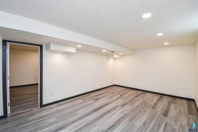 919 S Academy St Street, Lennox, SD 57039