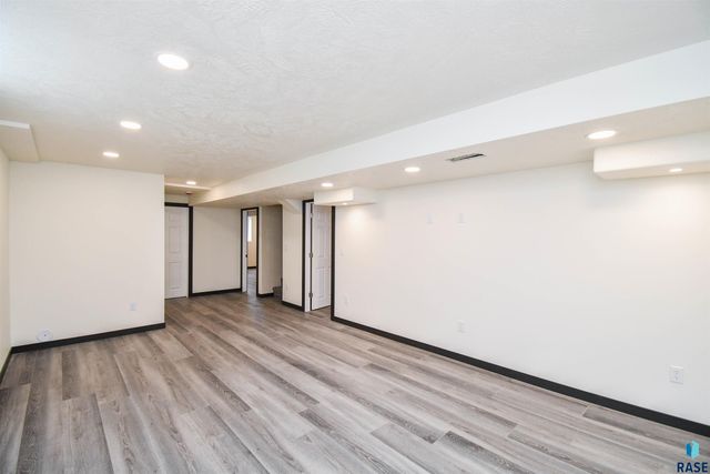 919 S Academy St Street, Lennox, SD 57039