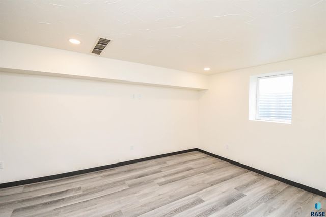 919 S Academy St Street, Lennox, SD 57039