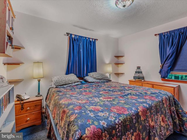 17 MOUNTAINSIDE LOOP, Berkeley Springs, WV 25411