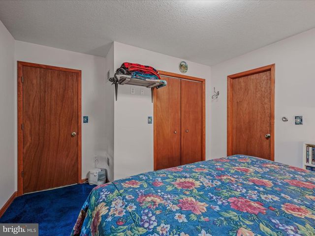 17 MOUNTAINSIDE LOOP, Berkeley Springs, WV 25411
