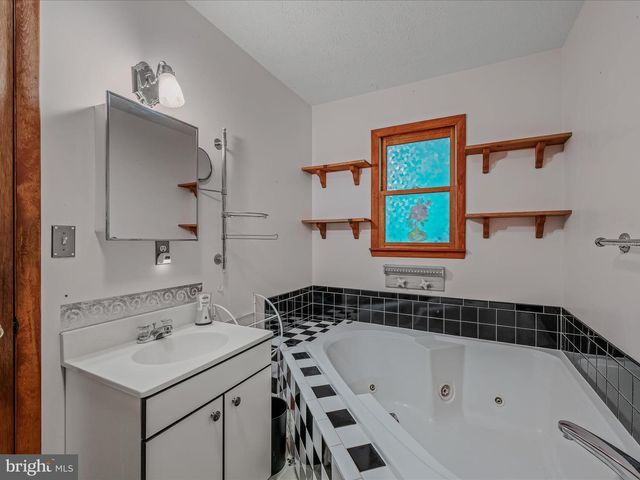 17 MOUNTAINSIDE LOOP, Berkeley Springs, WV 25411