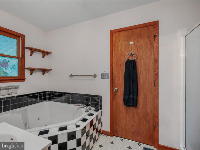 17 MOUNTAINSIDE LOOP, Berkeley Springs, WV 25411