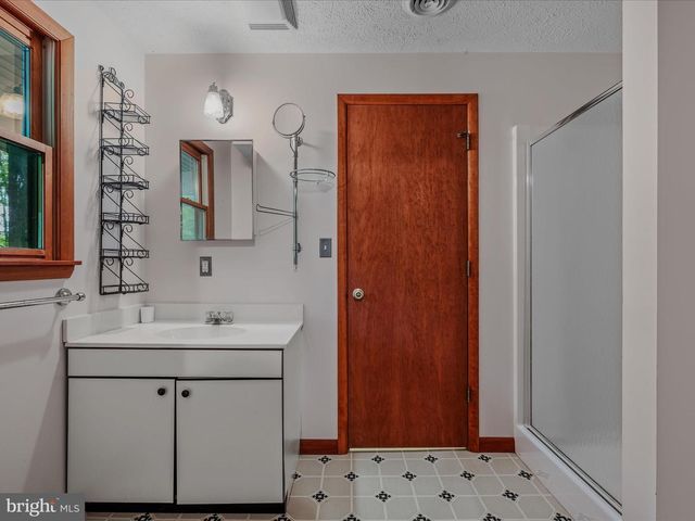 17 MOUNTAINSIDE LOOP, Berkeley Springs, WV 25411