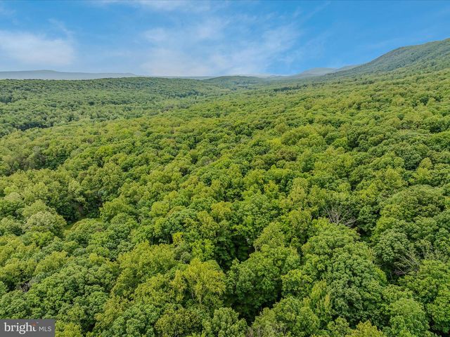 17 MOUNTAINSIDE LOOP, Berkeley Springs, WV 25411