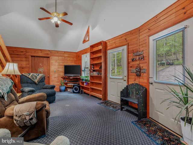 17 MOUNTAINSIDE LOOP, Berkeley Springs, WV 25411