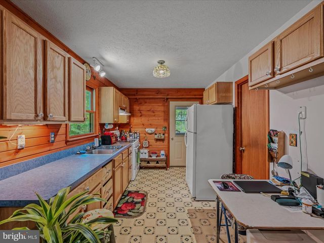17 MOUNTAINSIDE LOOP, Berkeley Springs, WV 25411