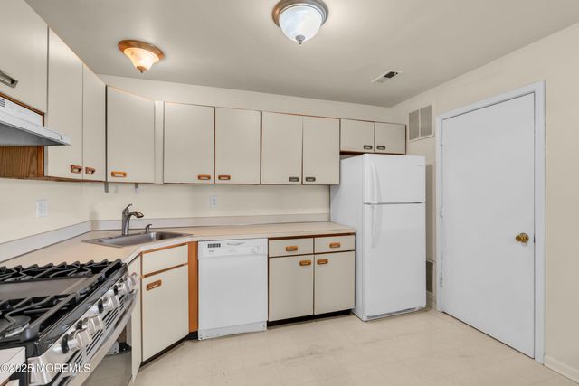 706 Zlotkin Circle 2, Freehold, NJ 07728