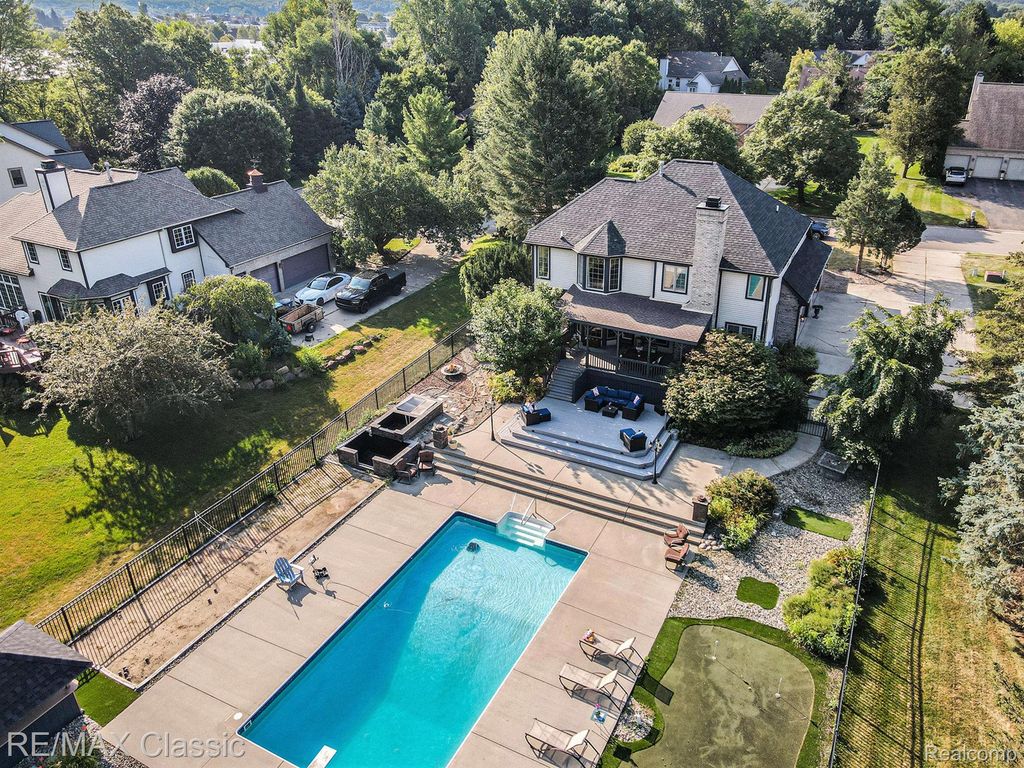 4020 Pine Ridge Court, Fenton, MI 48430