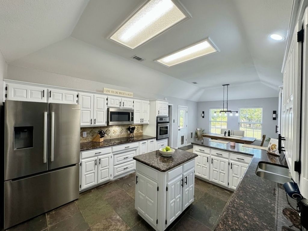 413 Flagstone Drive, Burleson, TX 76028 — photo 2