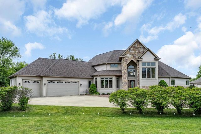 145 Saint James CIRCLE, Union Grove, WI 53182