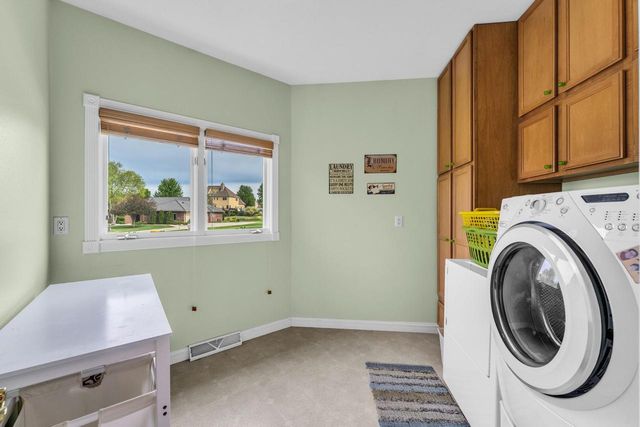 145 Saint James CIRCLE, Union Grove, WI 53182