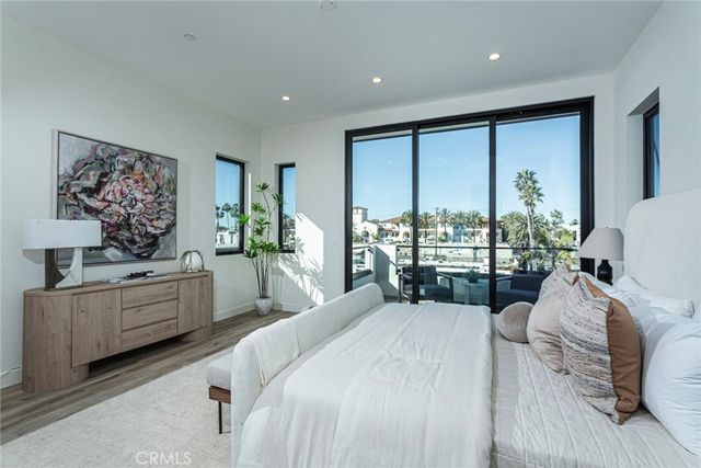 328 3rd Street, Huntington Beach, CA 92648