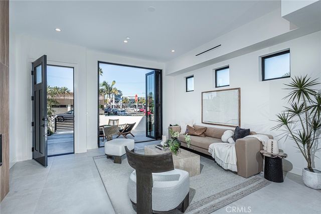 328 3rd Street, Huntington Beach, CA 92648