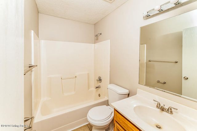 9625 Combs Ln, Louisville, KY 40258